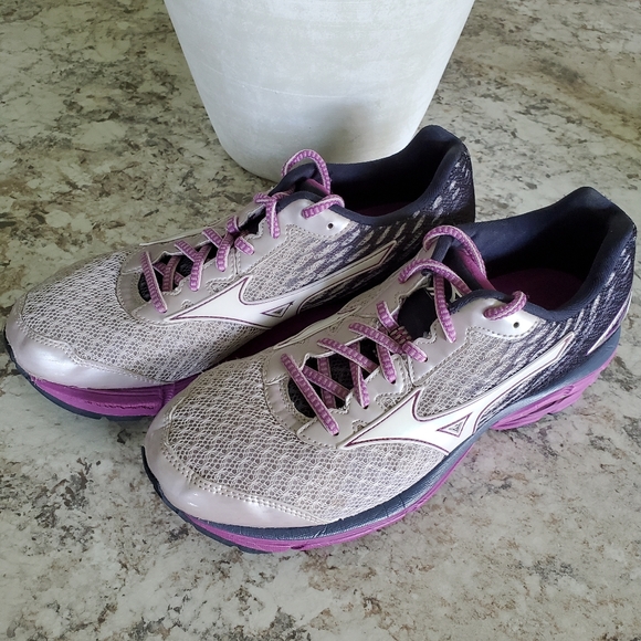 Mizuno Wave Rider 19   X10 Women's Size 10 Sneaker - Picture 2 of 9